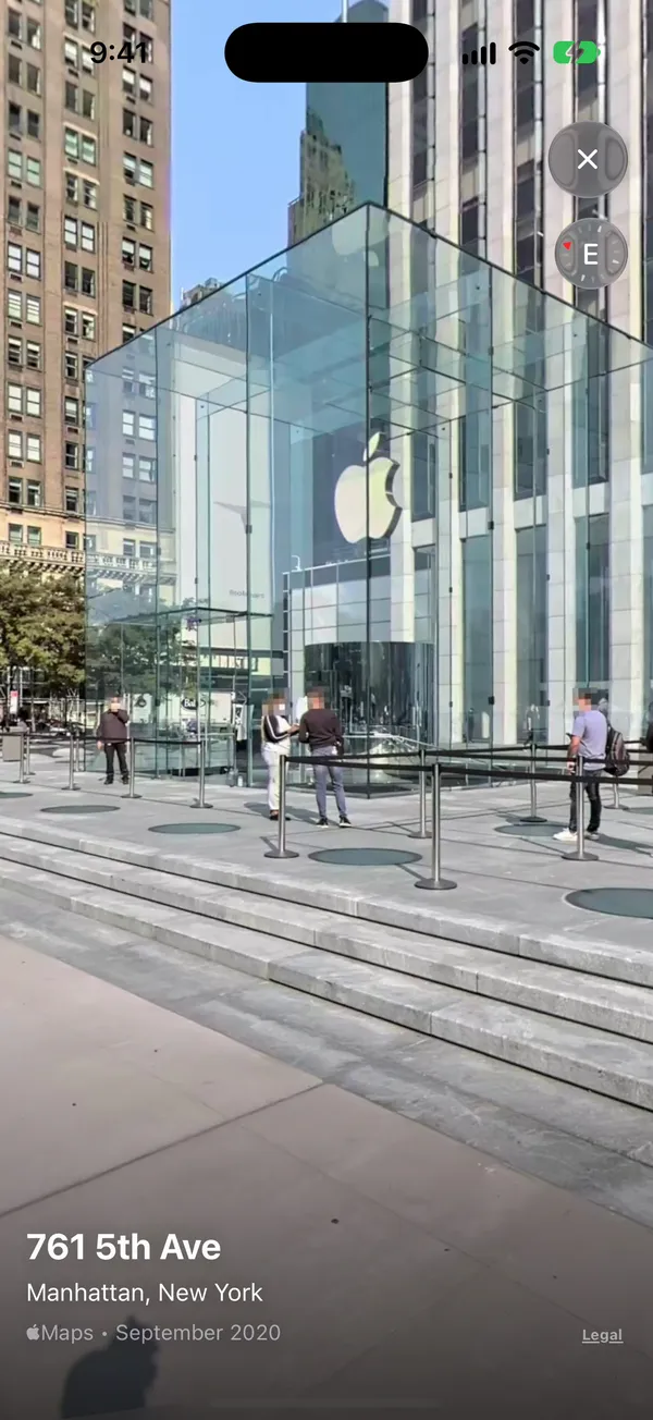 Umsehen-Ansicht auf Straßenebene vom Glaswürfel des Apple Store Fifth Avenue in Manhattan